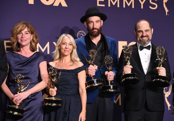 De droite à gauche : Craig Mazin, Johan Renck et les producteurs de "Chernobyl" aux 71ème Emmy Awards en septembre 2019