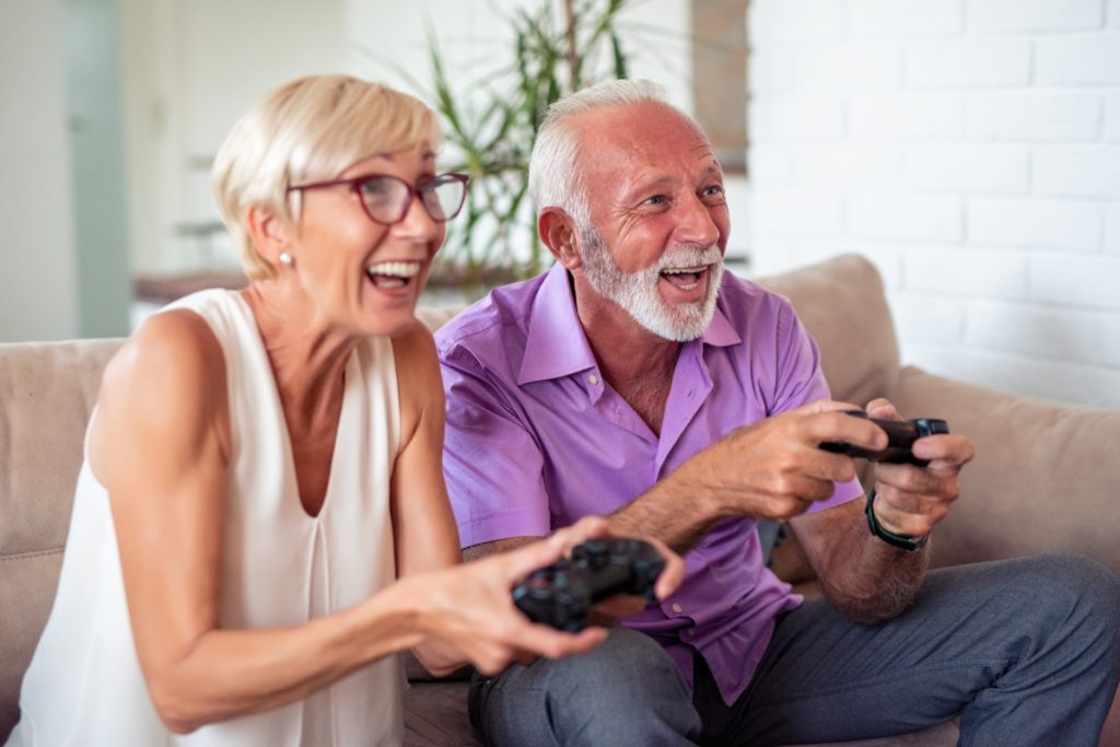 Jeux video, les seniors et leurs petits enfants pendant le confinement