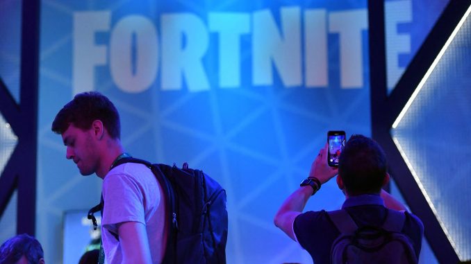 Deux joueurs à un événement autour de Fortnite