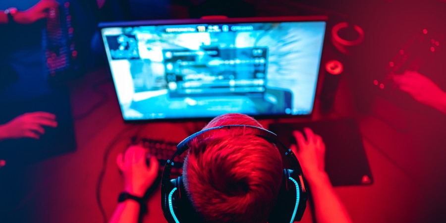 Jeune homme jouant aux jeux video sur son pc