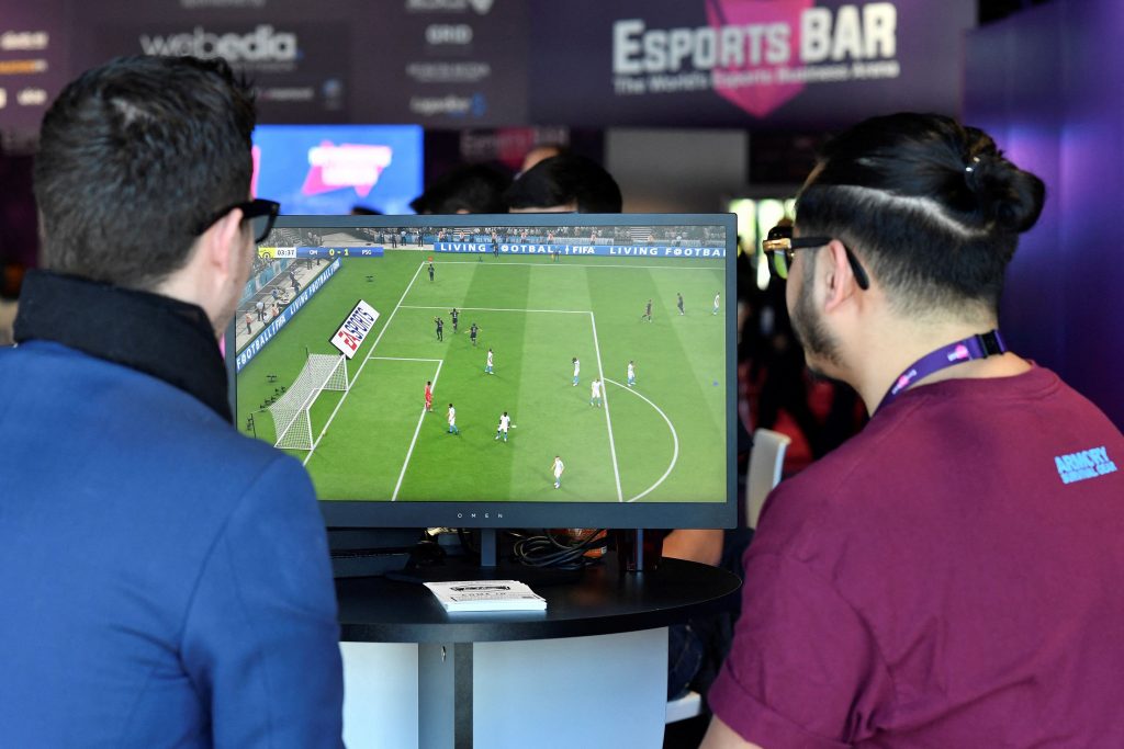 Deux gamers jouant à Fifa