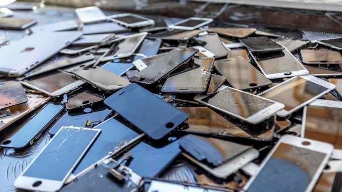 Un tas d’écrans de smartphones et de tablettes à recycler et à reconditionner.