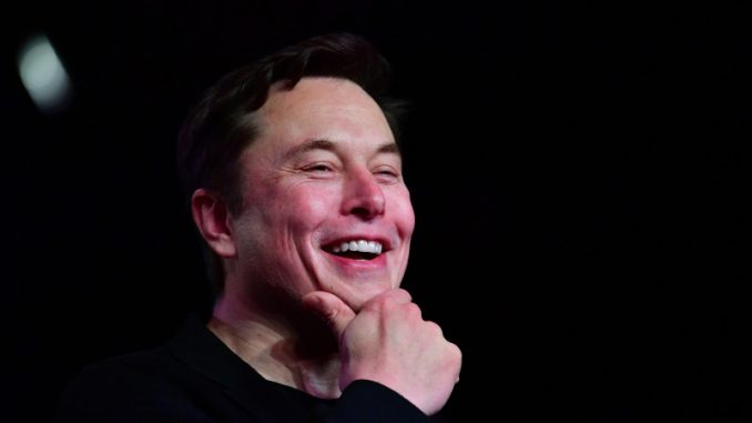 Elon Musk, patron de Neuralink et d’autres start-ups, affichant un visage enjoué et enthousiaste.