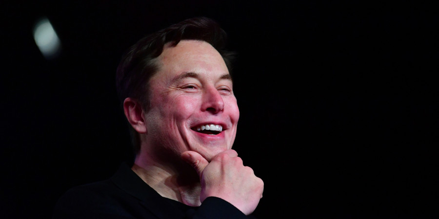 Elon Musk, patron de Neuralink et d’autres start-ups, affichant un visage enjoué et enthousiaste.