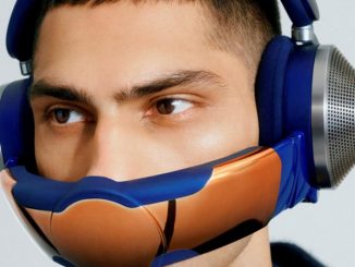 Un jeune homme portant le casque audio Dyson Zone.