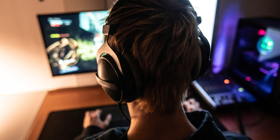 Un jeune complètement absorbé par son écran et pouvant présenter des signes d’addiction aux jeux vidéo