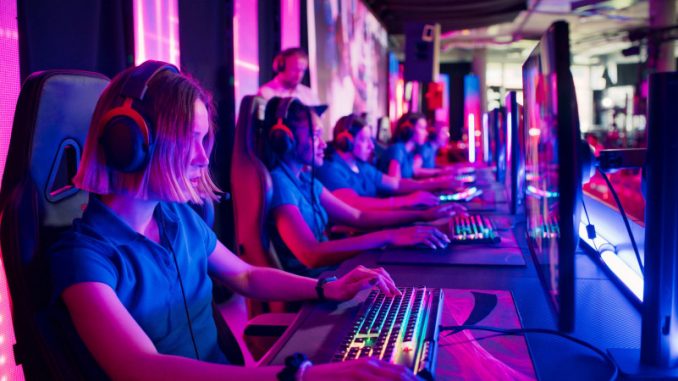 Une rangée de joueuses participant à une compétition esport féminin.