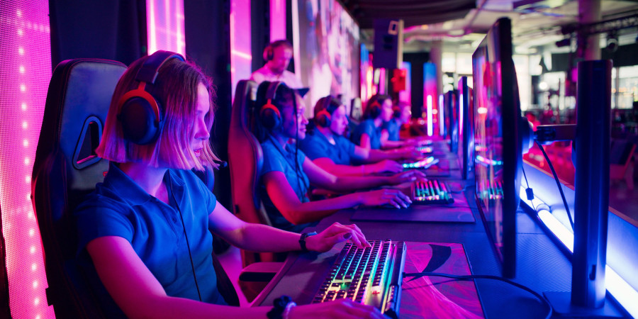 Une rangée de joueuses participant à une compétition esport féminin.