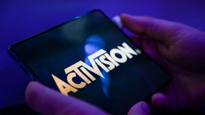 Un smartphone avec le logo Activision, un concepteur de jeux avec qui Microsoft a voulu fusionner pour enrichir son service de « cloud gaming ».