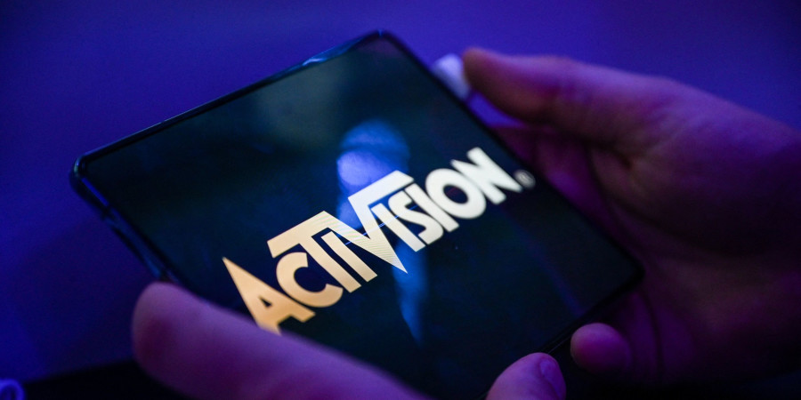 Un smartphone avec le logo Activision, un concepteur de jeux avec qui Microsoft a voulu fusionner pour enrichir son service de « cloud gaming ».