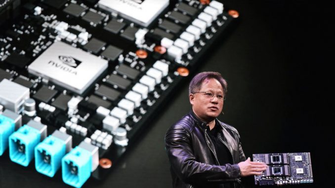 Jensen Huang, le patron de Nvidia présentant sa plateforme de superordinateur.