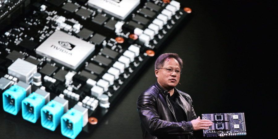 Jensen Huang, le patron de Nvidia présentant sa plateforme de superordinateur.