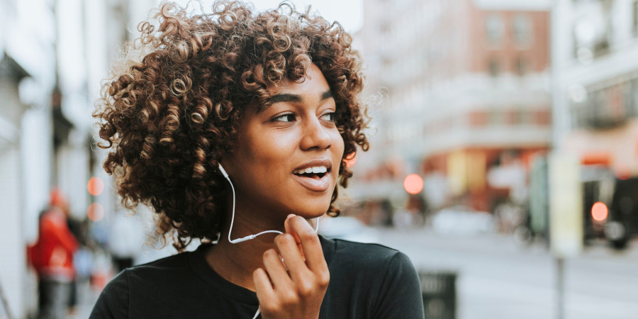 Une jeune fille utilisant son kit mains libres afin de se protéger des ondes émises par un smartphone.