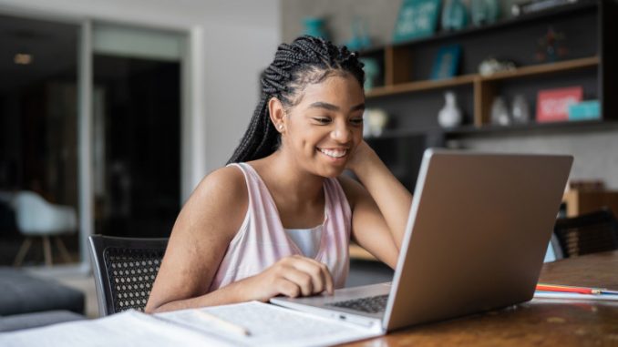 Une jeune fille en train de profiter d’un accès Internet illimité sur son ordinateur portable.