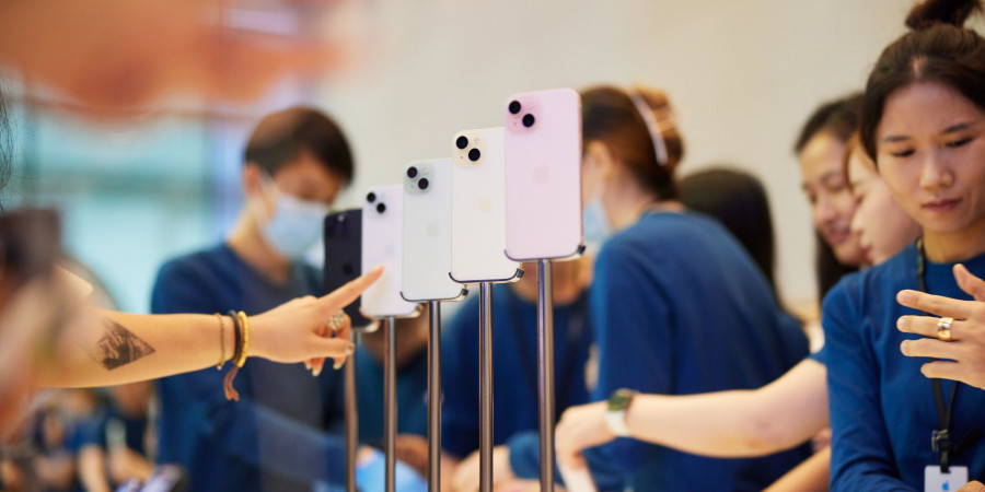 Une boutique à Shanghai Asie présentant la gamme d’iPhone15, des modèles ayant gonflé les ventes smartphones Apple.