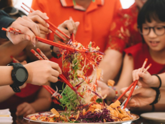 Une famille chinoise en train de déguster le diner du Nouvel An Lunaire.