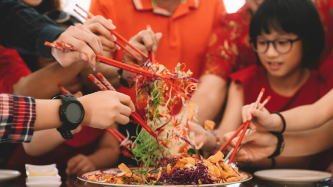 Une famille chinoise en train de déguster le diner du Nouvel An Lunaire.