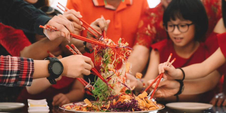 Une famille chinoise en train de déguster le diner du Nouvel An Lunaire.