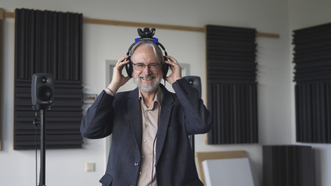 Karlheinz Brandenburg, le créateur du MP3, en plein essai de son nouveau casque VR.