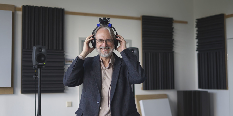 Karlheinz Brandenburg, le créateur du MP3, en plein essai de son nouveau casque VR.