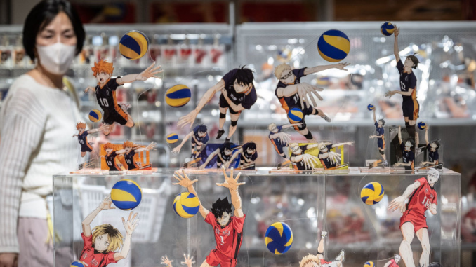 Une boutique au Japon vendant des figurines des personnages du manga « Haikyu!! ».