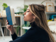 Une femme en train de lire un livre