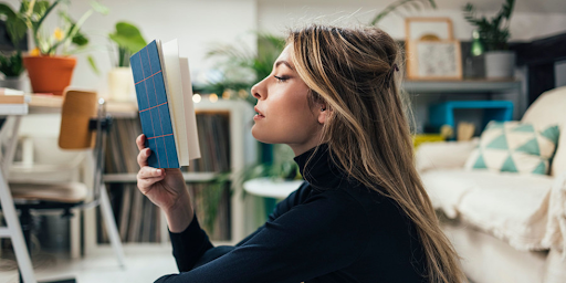 Une femme en train de lire un livre