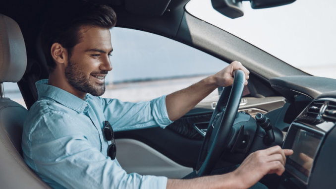 Un automobiliste figurant parmi les joueurs de jeux vidéo de type course automobile.