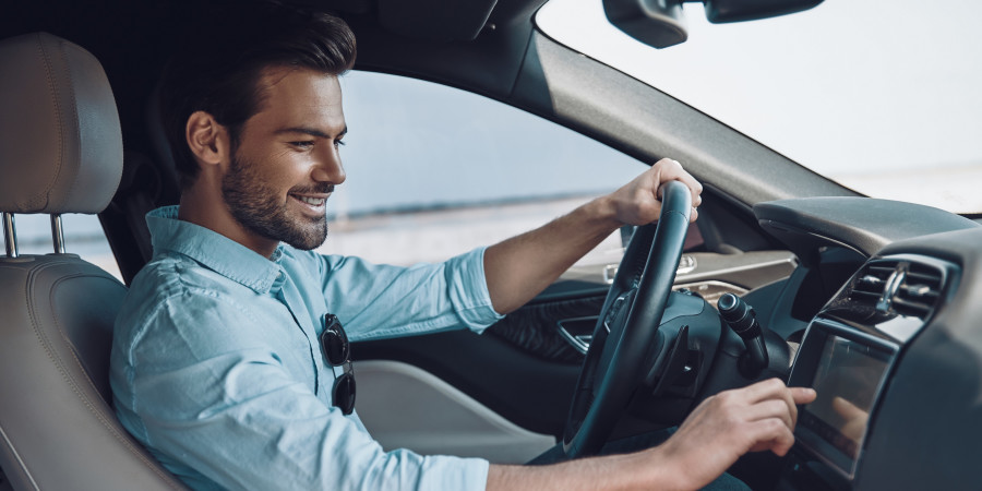 Un automobiliste figurant parmi les joueurs de jeux vidéo de type course automobile.