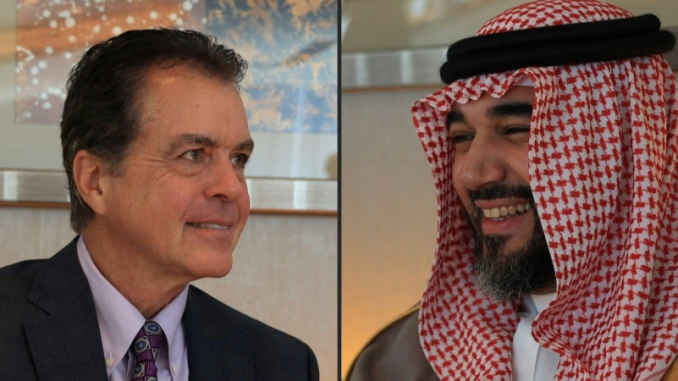 Brian Ward, le patron de Savvy Games, et le prince Faiçal ben Bandar ben Sultan Al-Saoud.