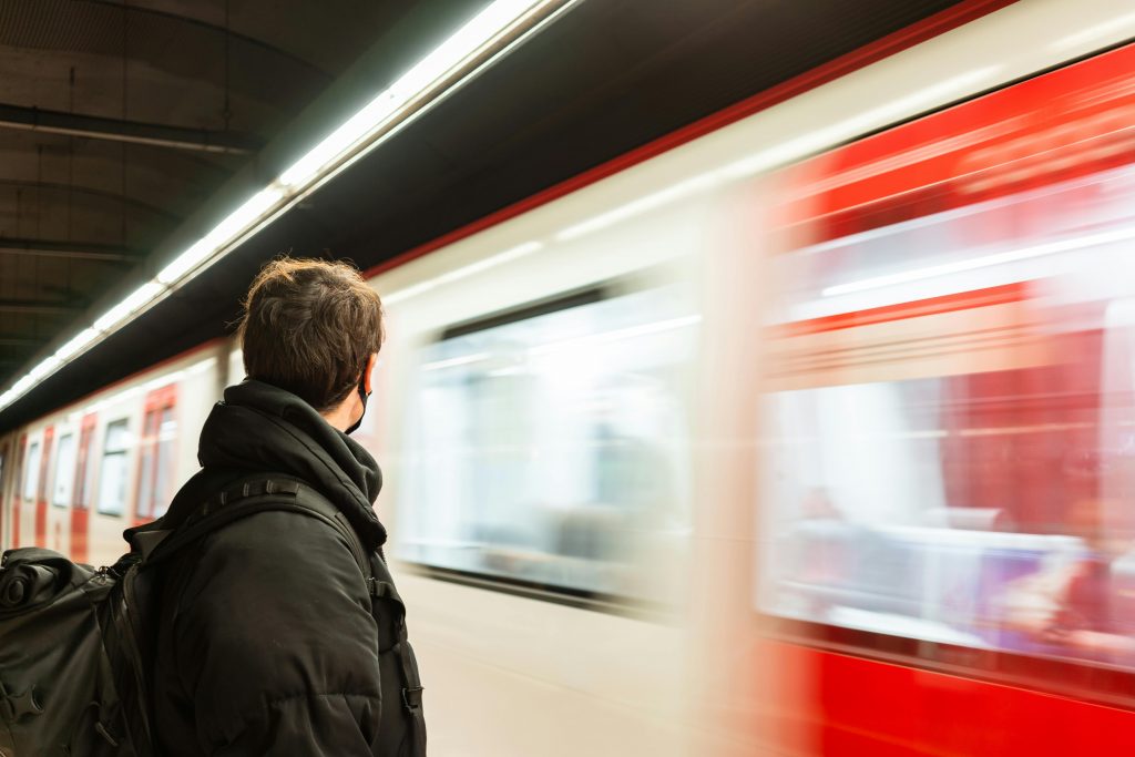 Un homme dans le métro avec un sac à dos avec un design semblable à l’Archer ErgoAir BP3800 d’ASUS ROG.