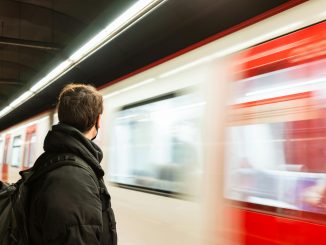 Un homme dans le métro avec un sac à dos avec un design semblable à l’Archer ErgoAir BP3800 d’ASUS ROG.