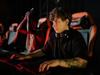 Un joueur professionnel en pleine compétition faisant honneur à l’esport français.