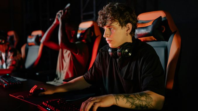 Un joueur professionnel en pleine compétition faisant honneur à l’esport français.