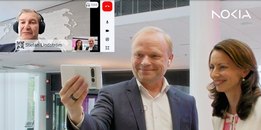 Le PDG de Nokia en train de réaliser le premier appel en son spatial 3D
