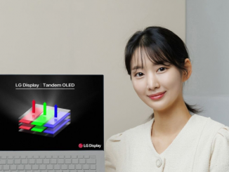 Une femme présentant un prototype d’ordinateur intégrant l’écran Tandem OLED de LG Display.