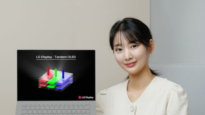 Une femme présentant un prototype d’ordinateur intégrant l’écran Tandem OLED de LG Display.