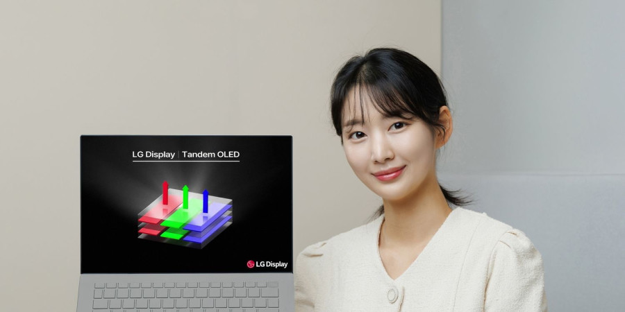 Une femme présentant un prototype d’ordinateur intégrant l’écran Tandem OLED de LG Display.