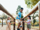 Des enfants en train de jouer dans un parc de jeu