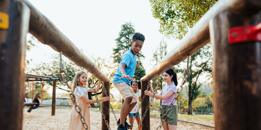 Des enfants en train de jouer dans un parc de jeu