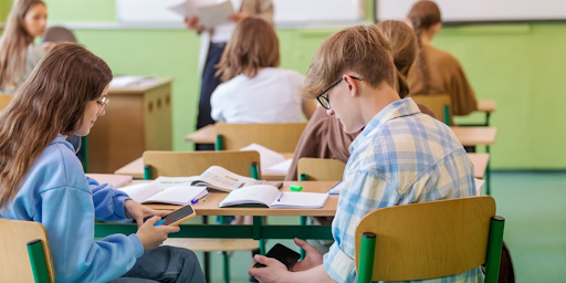 Des élèves en train d’utiliser leur smartphone en plein cours