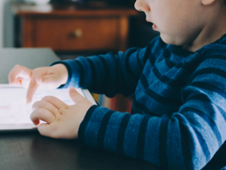 Un enfant en train d’utiliser une tablette