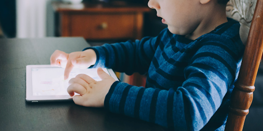 Un enfant en train d’utiliser une tablette