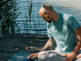 Un homme en train de faire du yoga