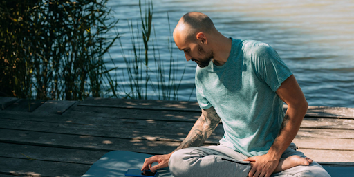 Un homme en train de faire du yoga