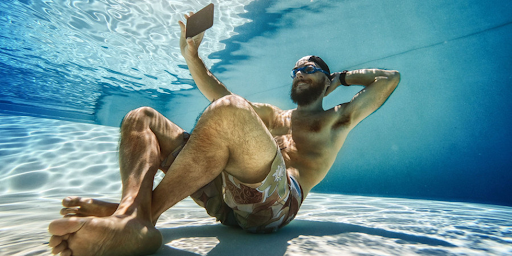 Un homme se prenant en photo dans l'eau