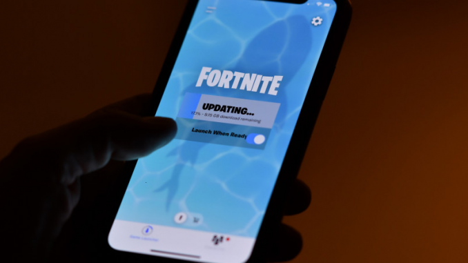 Le jeu « Fortnite » sur smartphone téléchargé depuis la boutique d’applications mobiles « Epic Games ».