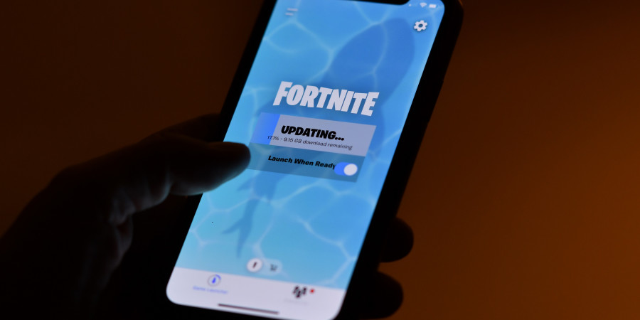 Le jeu « Fortnite » sur smartphone téléchargé depuis la boutique d’applications mobiles « Epic Games ».