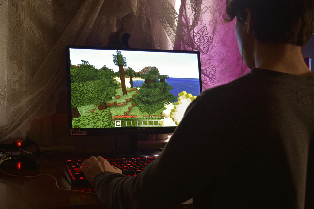 Un jeune homme jouant a Minecraft