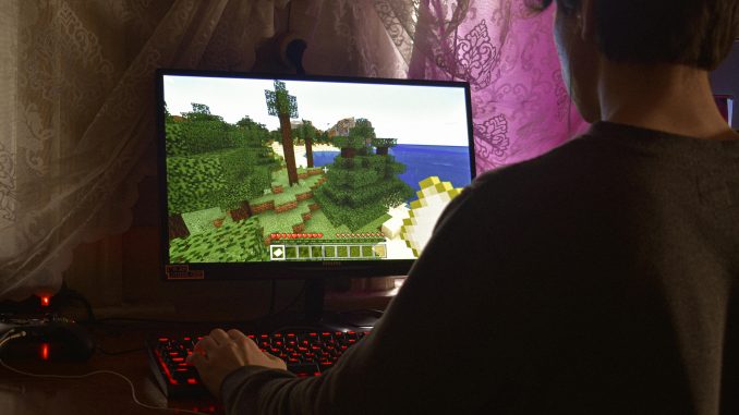 Un jeune homme jouant a Minecraft